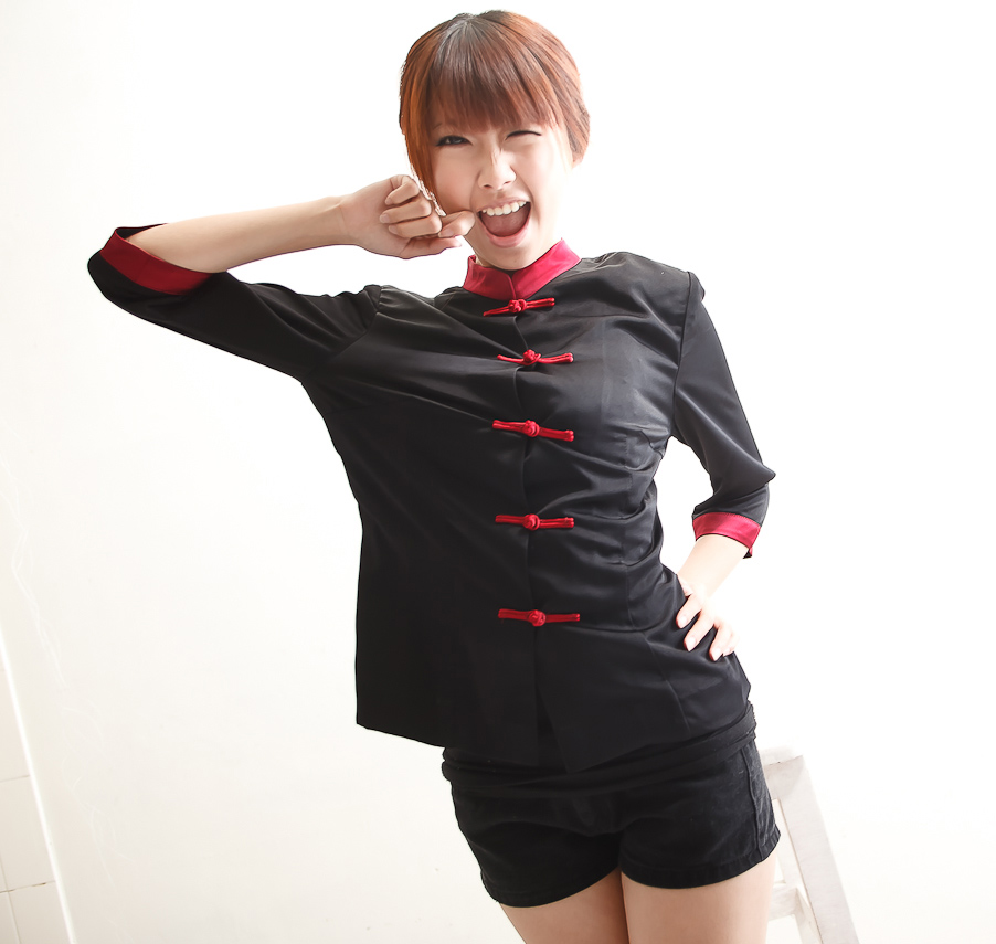 文化屋制服款式參考：黑色制服搭配紅色領口、袖口與盤扣